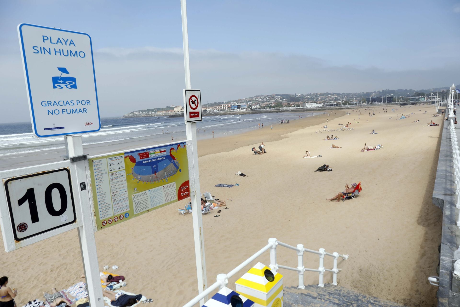 La playa de San Lorenzo cuenta con la dbandera 'Playas sin Humo' desde el año pasado.