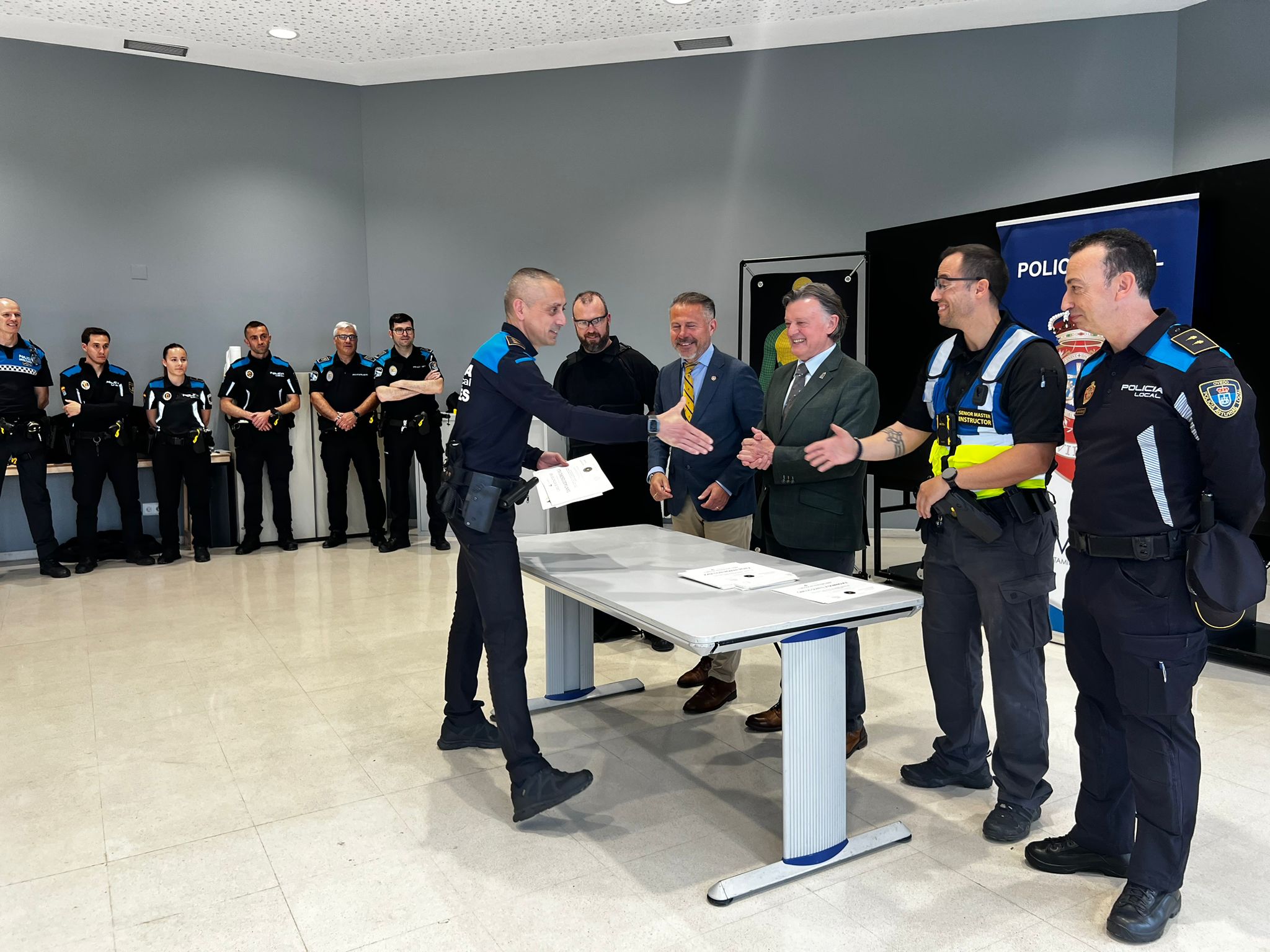 Doce policías locales completan en Oviedo el primer curso para formadores en el manejo de táser