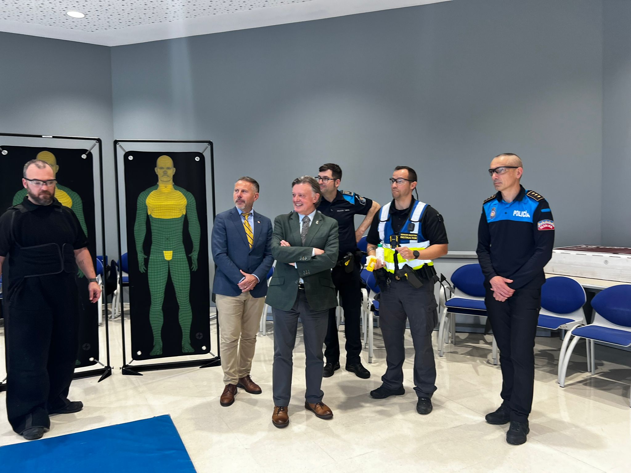 Doce policías locales completan en Oviedo el primer curso para formadores en el manejo de táser