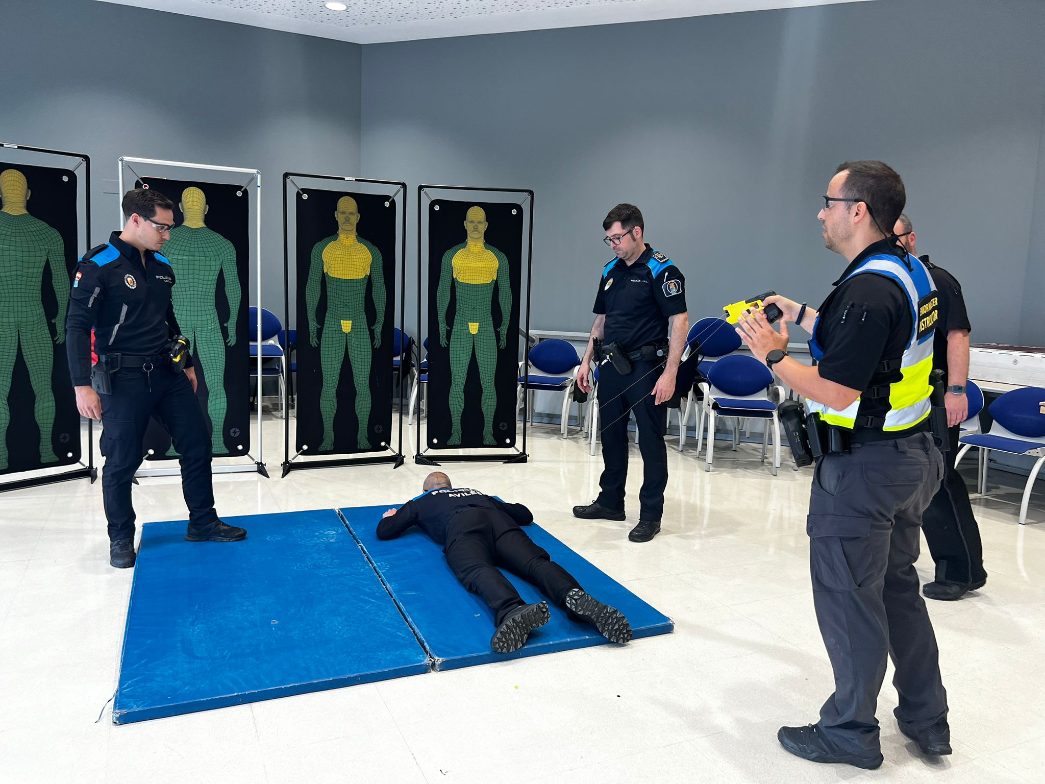 Doce policías locales completan en Oviedo el primer curso para formadores en el manejo de táser