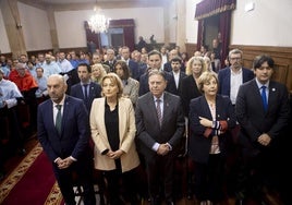 Juan Cofiño, Delia Losa, Alfredo Canteli, Mariví Monteserín y Borja Sánchez, ayer, durante la investidura de Ignacio Villaverde como rector de la Universidad de Oviedo.