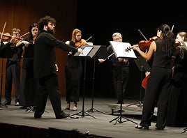 La orquesta Vigo 430 bajo la dirección de Jonian Ilias Kadesha, ayer, en el escenario del Teatro Jovellanos.
