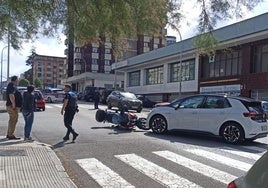 Evacúan al Hospital de Cabueñes a un motorista herido en Gijón