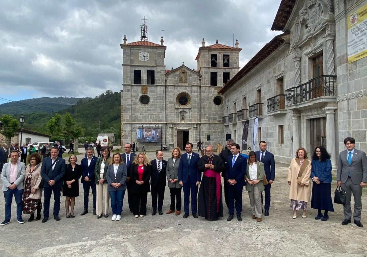 Las autoridades civiles y eclesiásticas reunidas en Cornellana para el milenario.