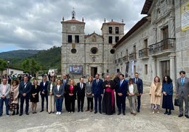 Las autoridades civiles y eclesiásticas reunidas en Cornellana para el milenario.