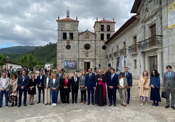 Las autoridades civiles y eclesiásticas reunidas en Cornellana para el milenario.