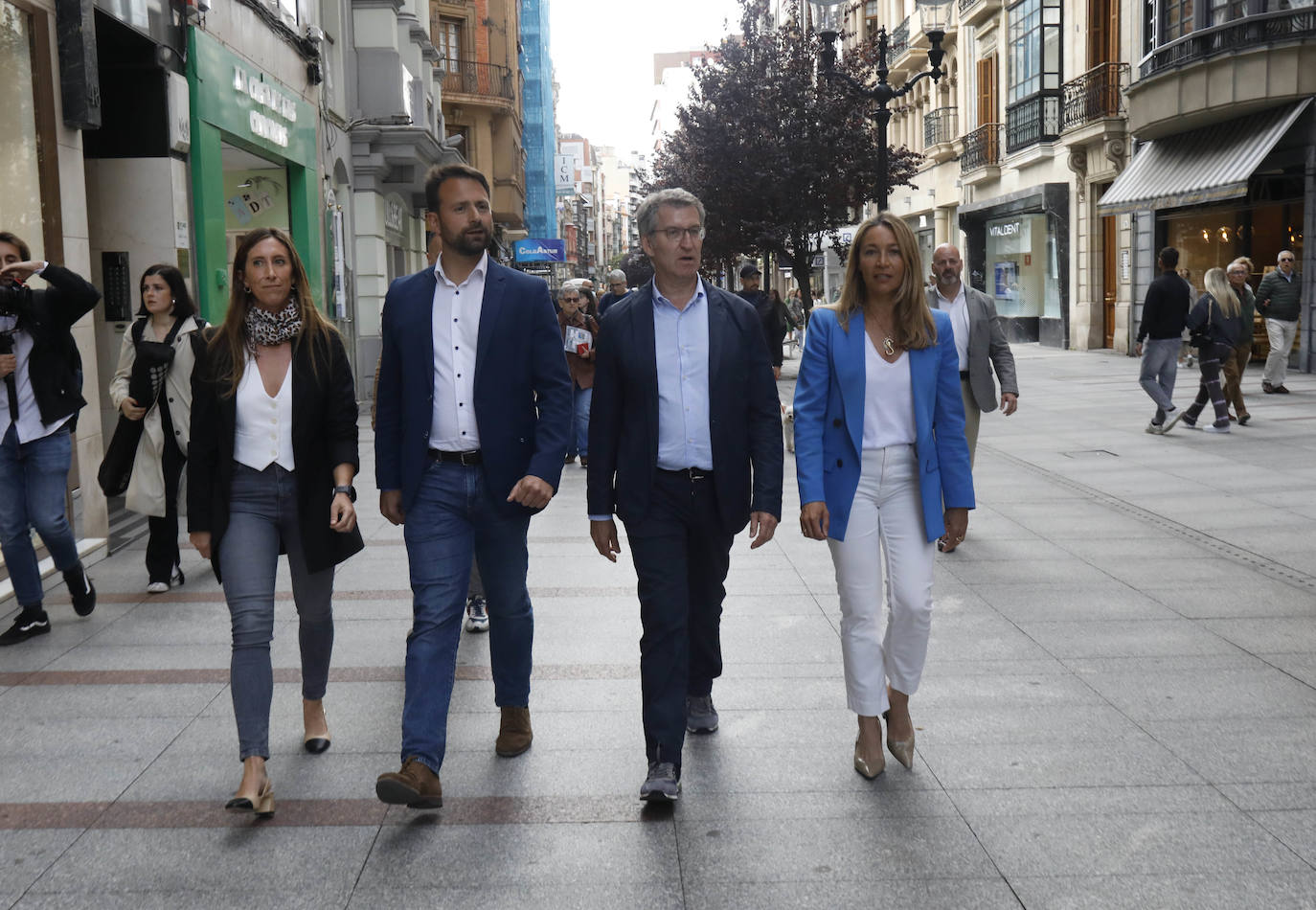 La visita de Feijóo a Gijón, en imágenes