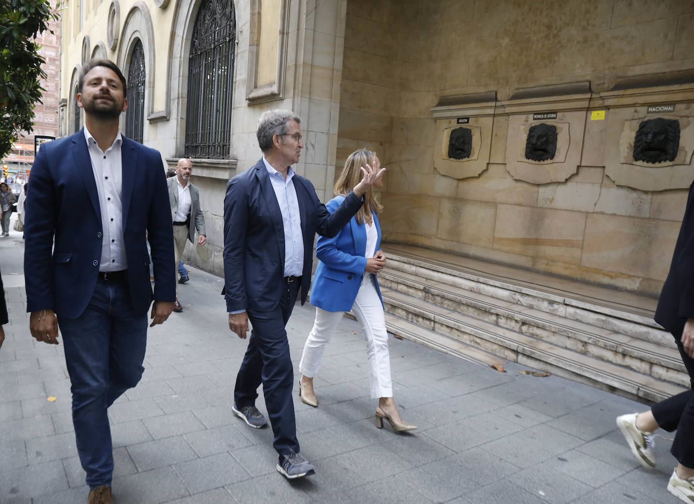 La visita de Feijóo a Gijón, en imágenes