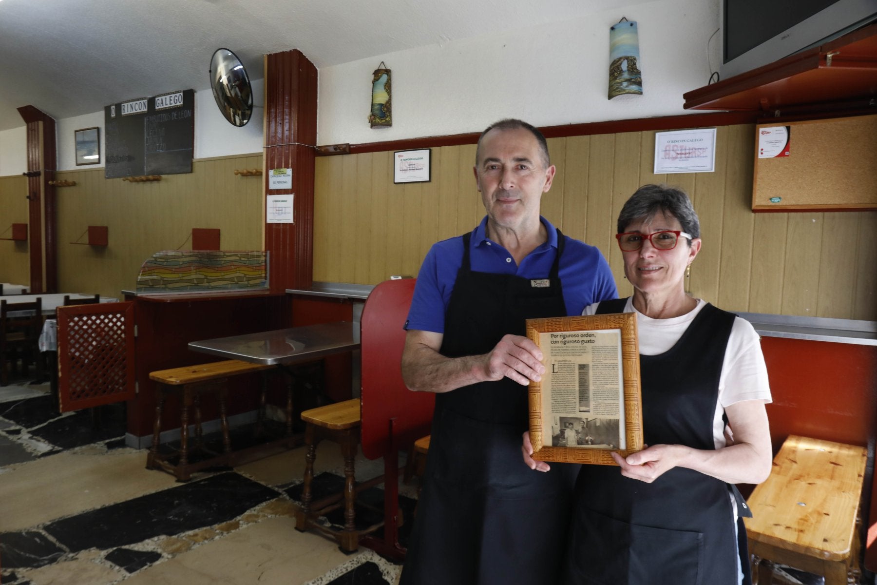 Amandino Díaz e Inés Rego, en la pulpería,con una página de 'Yantar' de hace 30 años«que nos llenó el local».