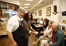 Manuel Ángel Menéndez y María Fernanda Orozco, durante la actividadcelebrada en la sociedad gastronómica La Ande cha.