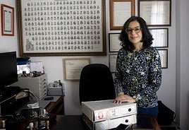 Ana Isabel Balbín con las dos carpetas.