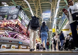 Clientes en los diferentes puestos del mercado del Fontán, pendiente aún de si se someterá o no las programadas obras de reforma.