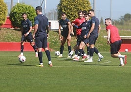 Un grupo de jugadores del Sporting, durante el entrenamiento de ayer.