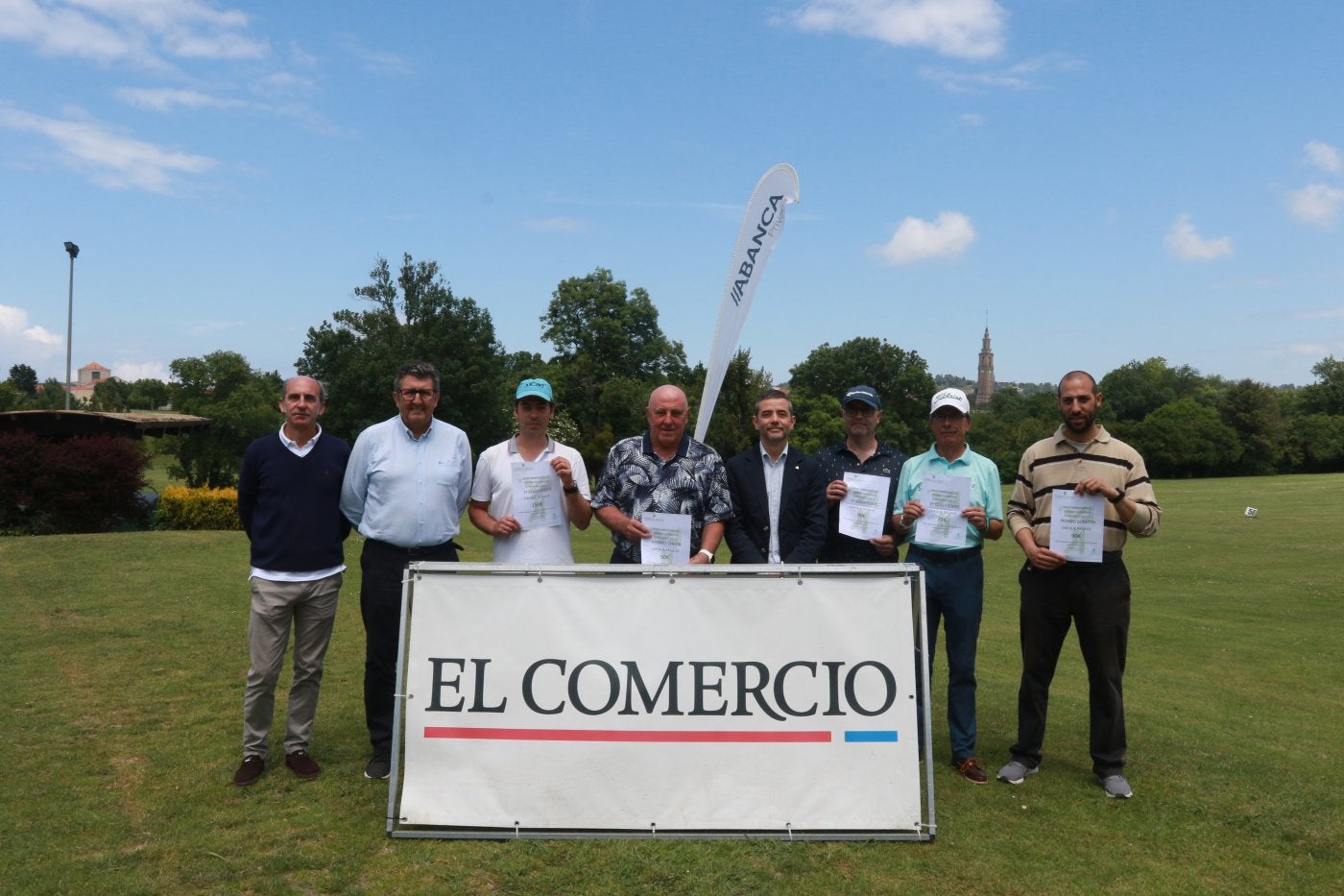 César Sánchez, Arturo Zarauza, Álvaro Zarza, Antonio Gordillo, Alberto García, de ABANCA, Jesús Guerra, Jorge Medina y Daniel Valdés, en la clausura del Trofeo EL COMERCIO-ABANCA, en las instalaciones de El Tragamón.