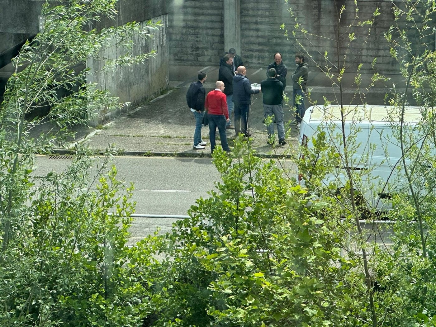Rodrigo Pintueles, de rojo, reunido con técnicos y miembros de la adjudicataria.