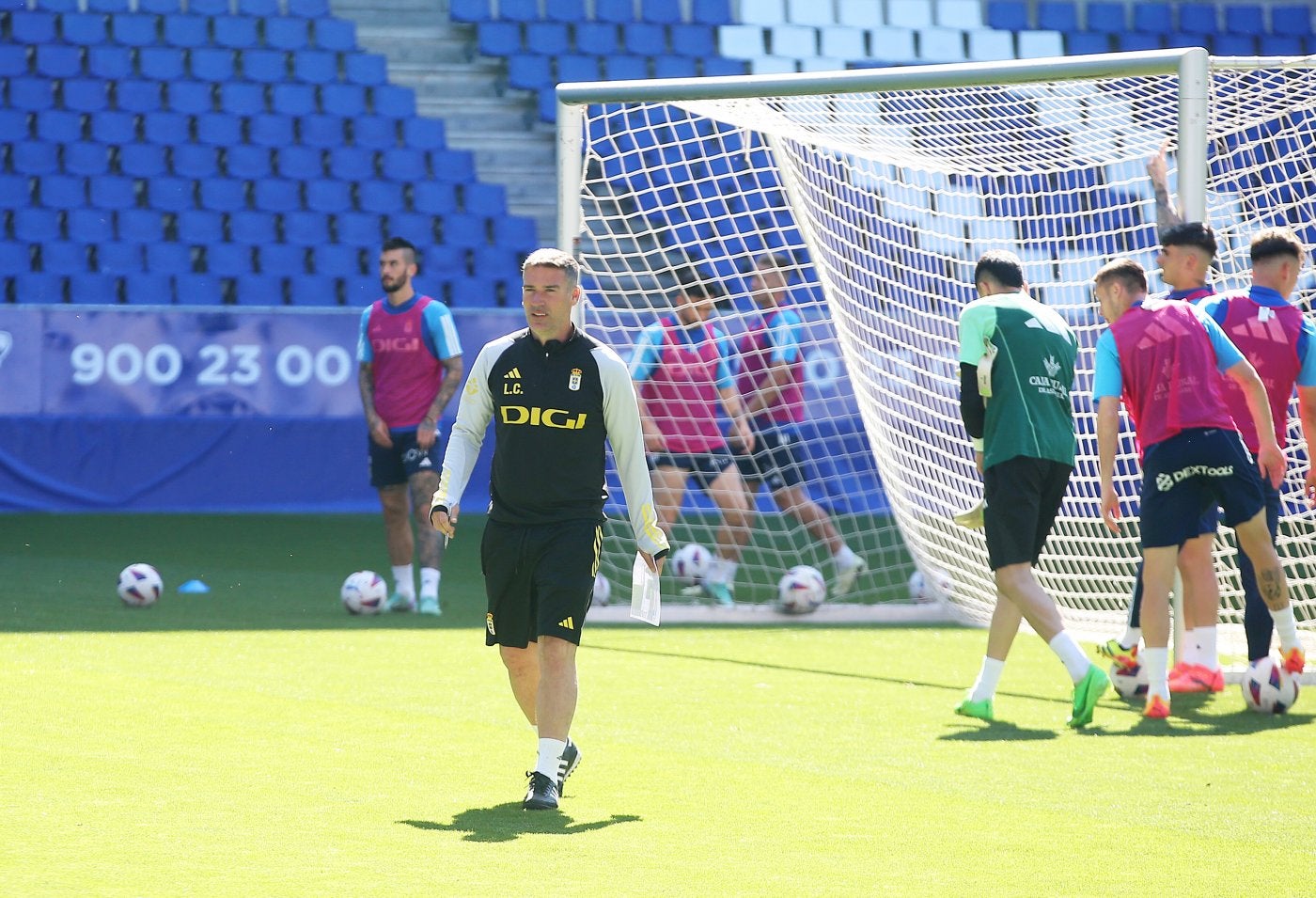 El técnico Luis Carrión, durante la sesión de trabajo de ayer, que tuvo lugar en el Carlos Tartiere ante casi 4.000 aficionados.