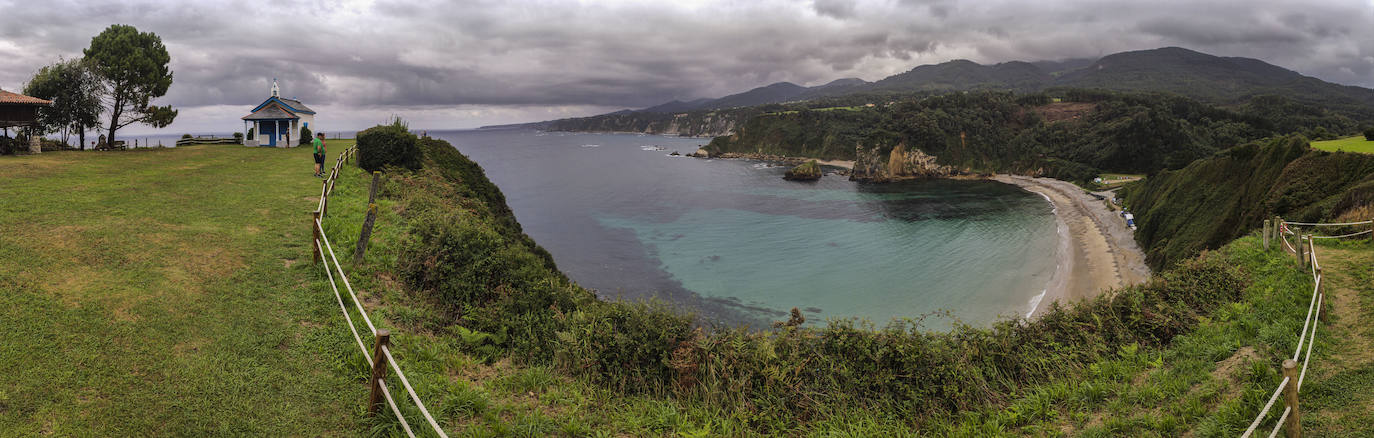 Este mirador está junto a la ermita de La Regalina y ofrece vistas impresionantes del mar Cantábrico y los acantilados de la zona