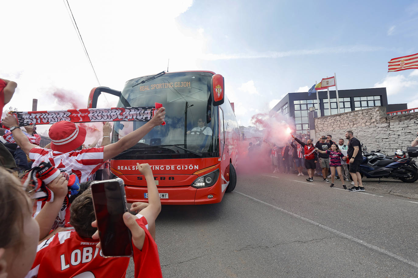 La afición del Sporting despide a los jugadores