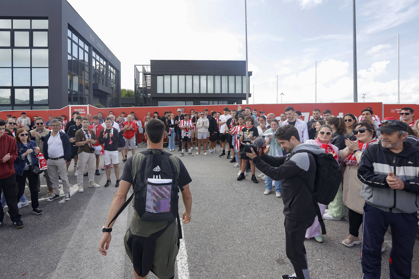 La afición del Sporting despide a los jugadores