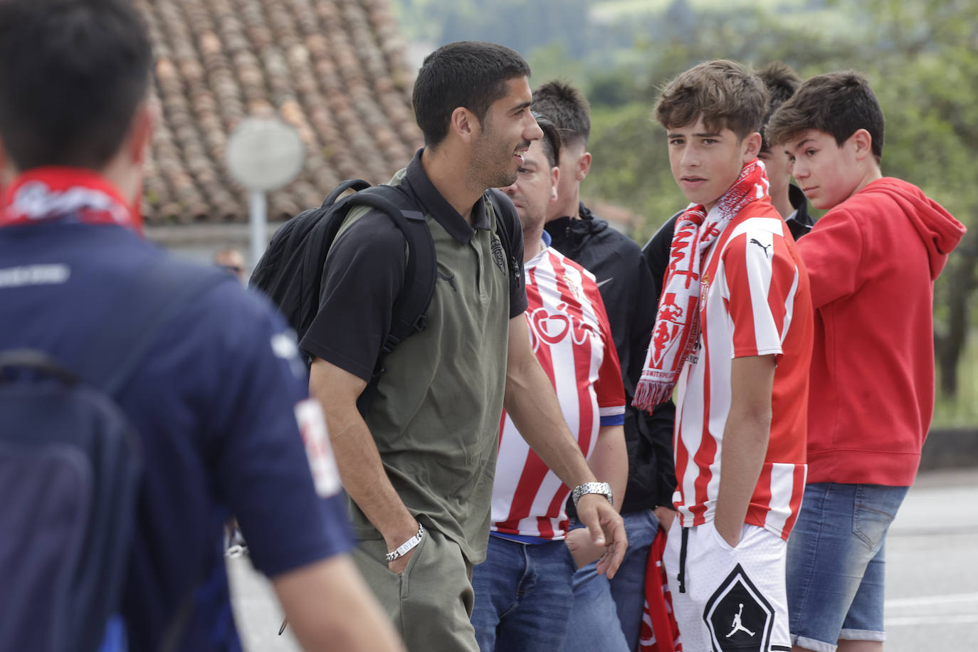 La afición del Sporting despide a los jugadores