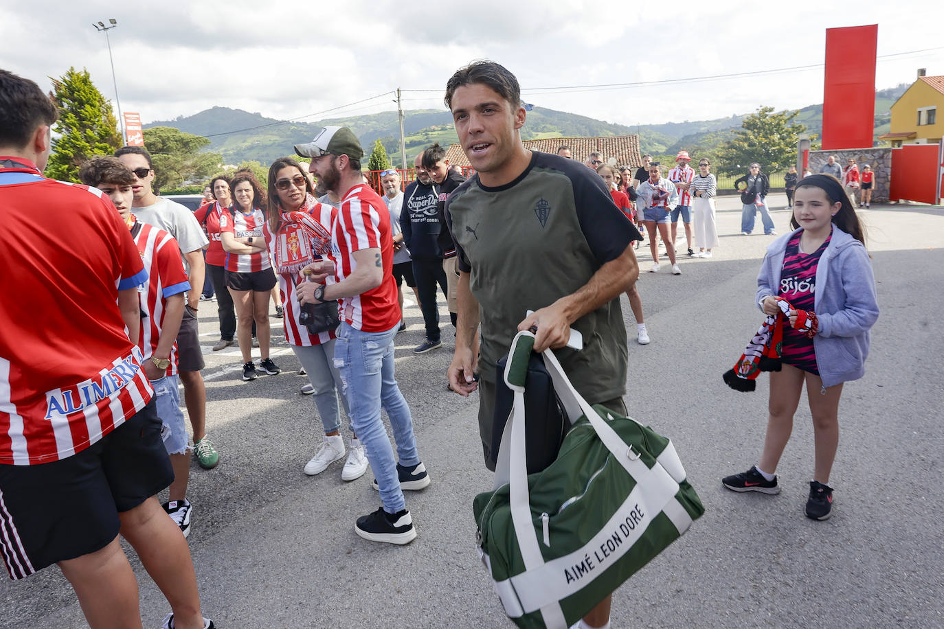 La afición del Sporting despide a los jugadores