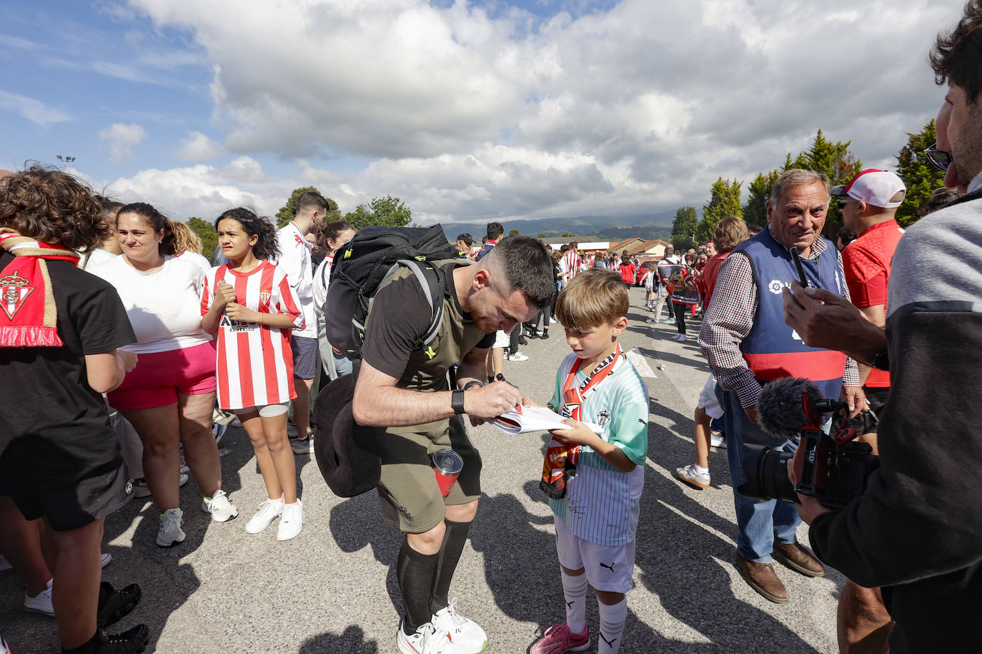 La afición del Sporting despide a los jugadores