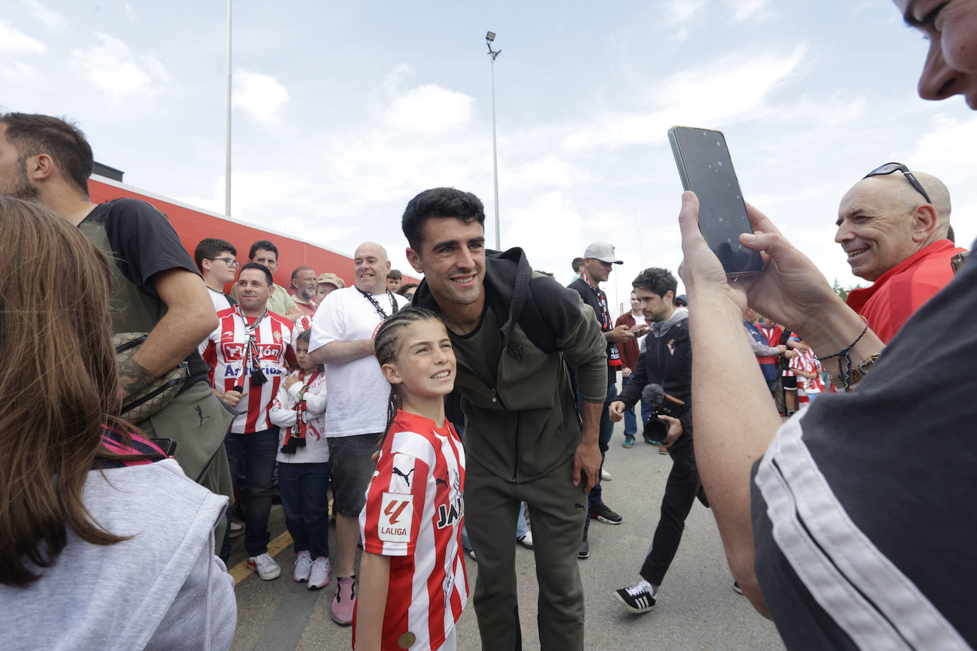 La afición del Sporting despide a los jugadores