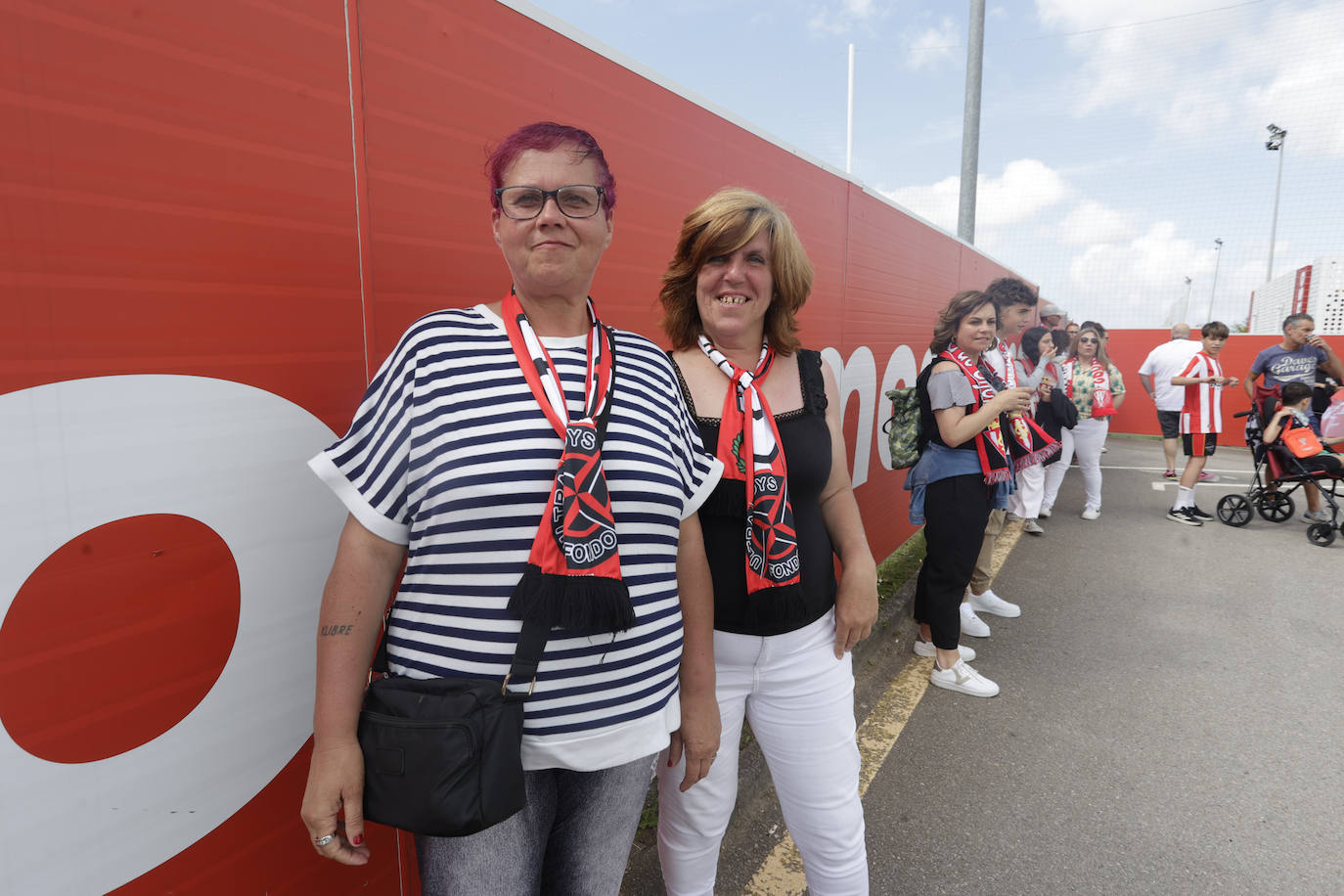 La afición del Sporting despide a los jugadores