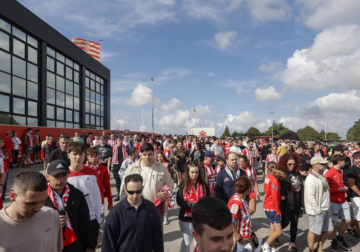 La afición del Sporting despide a los jugadores