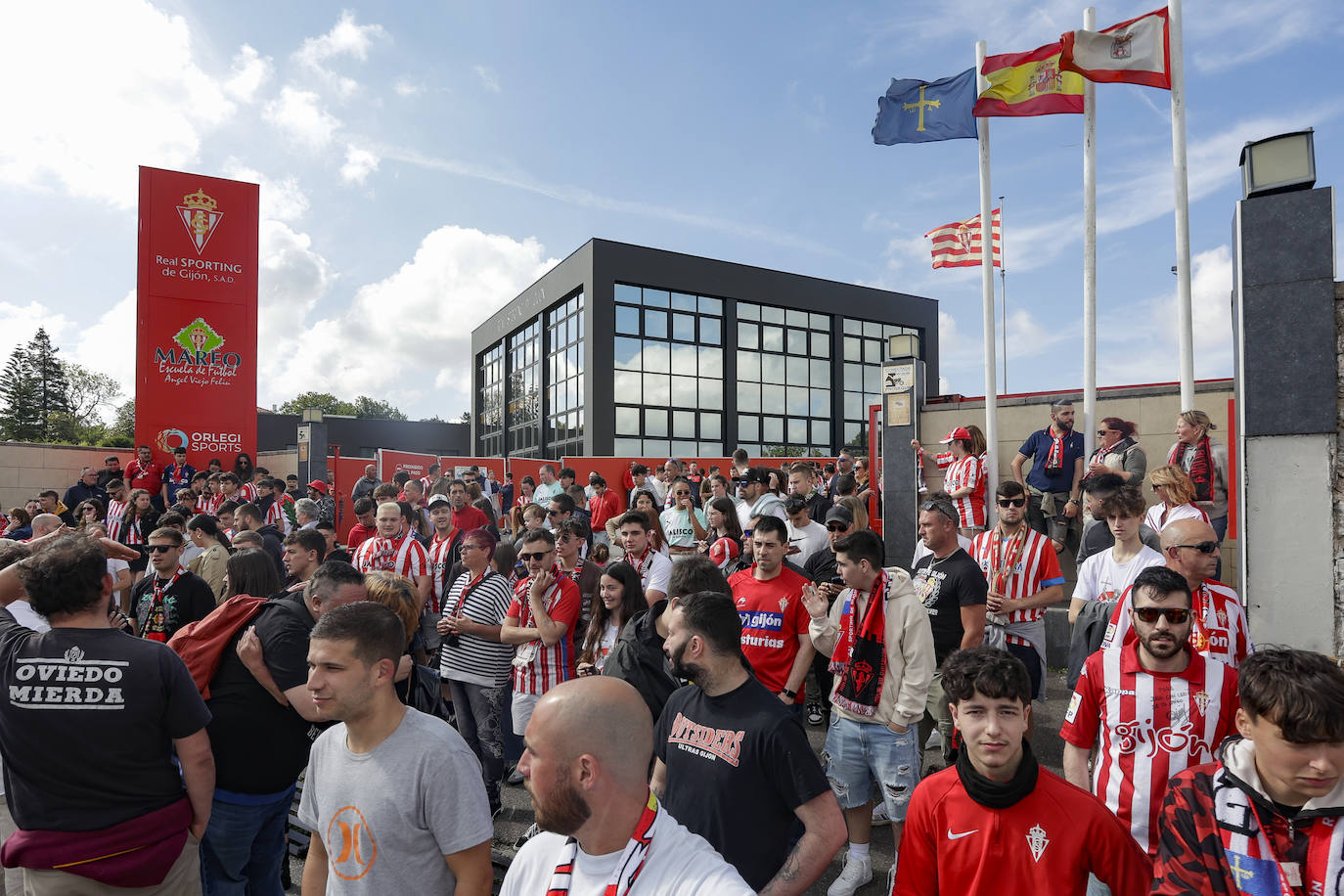 La afición del Sporting despide a los jugadores