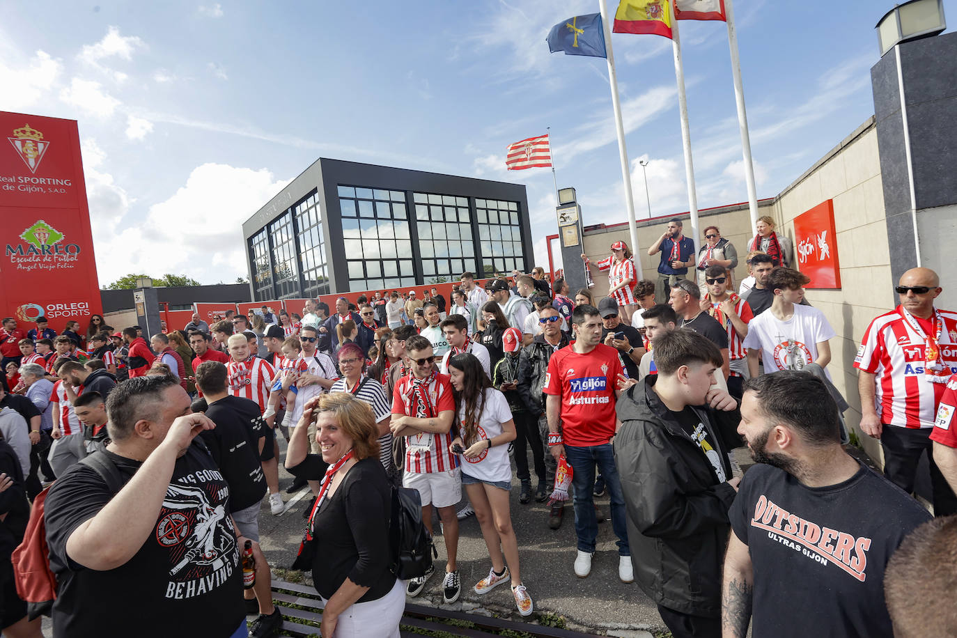 La afición del Sporting despide a los jugadores