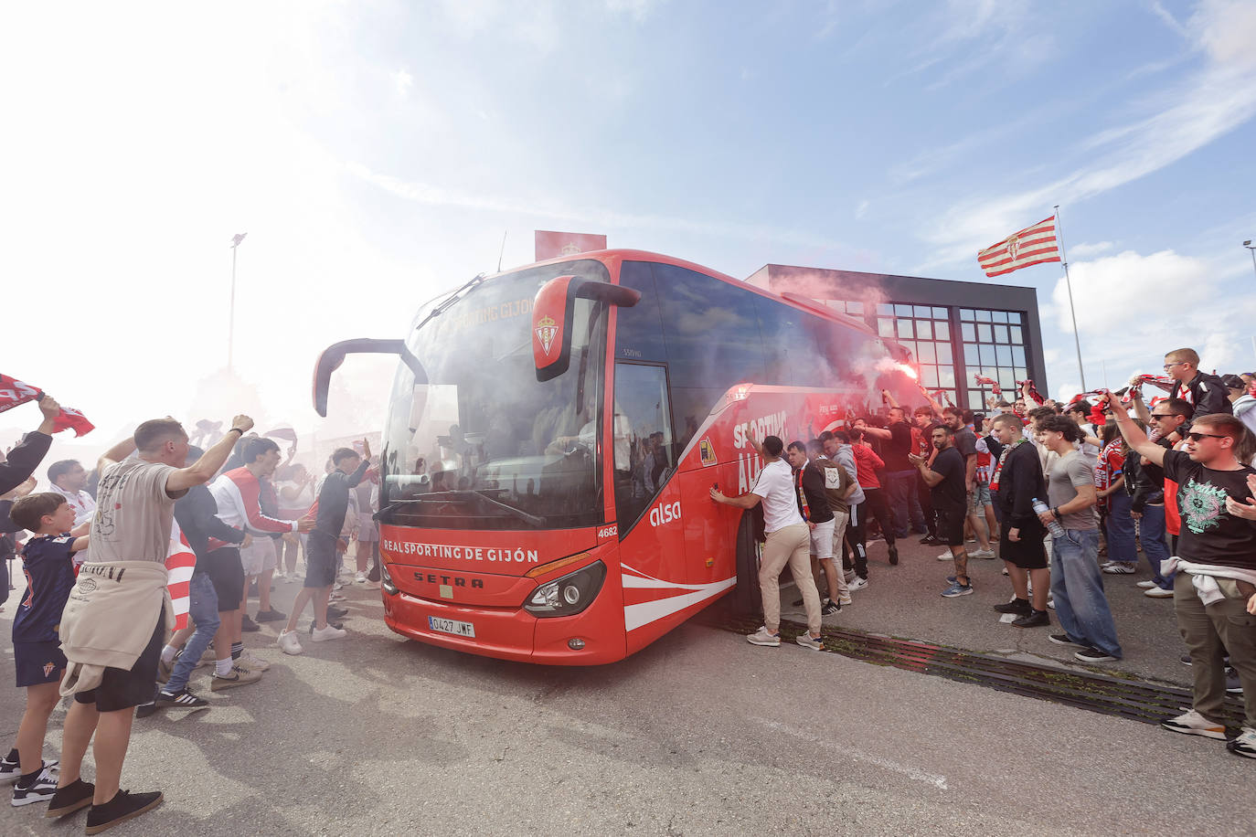 La afición del Sporting despide a los jugadores