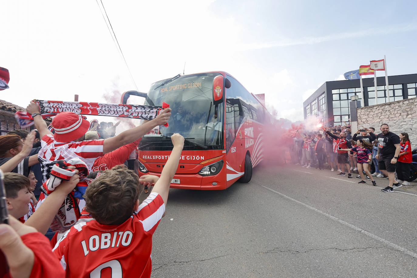 La afición del Sporting despide a los jugadores