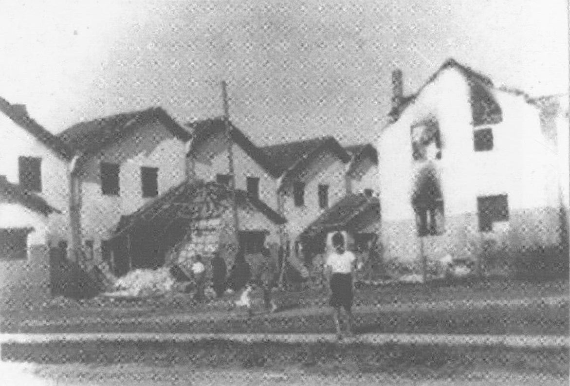 Imagen principal - Casas baratas destrozadas por los cañonazos del crucero Almirante Cervera. Octubre de 1937. / Cuartel de El Coto destrozado tras la Guerra Civil. Octubre de 1937. / Vista superior del cuartel con las torres de vigilancia y la caseta de las palomas. Década de 1970.