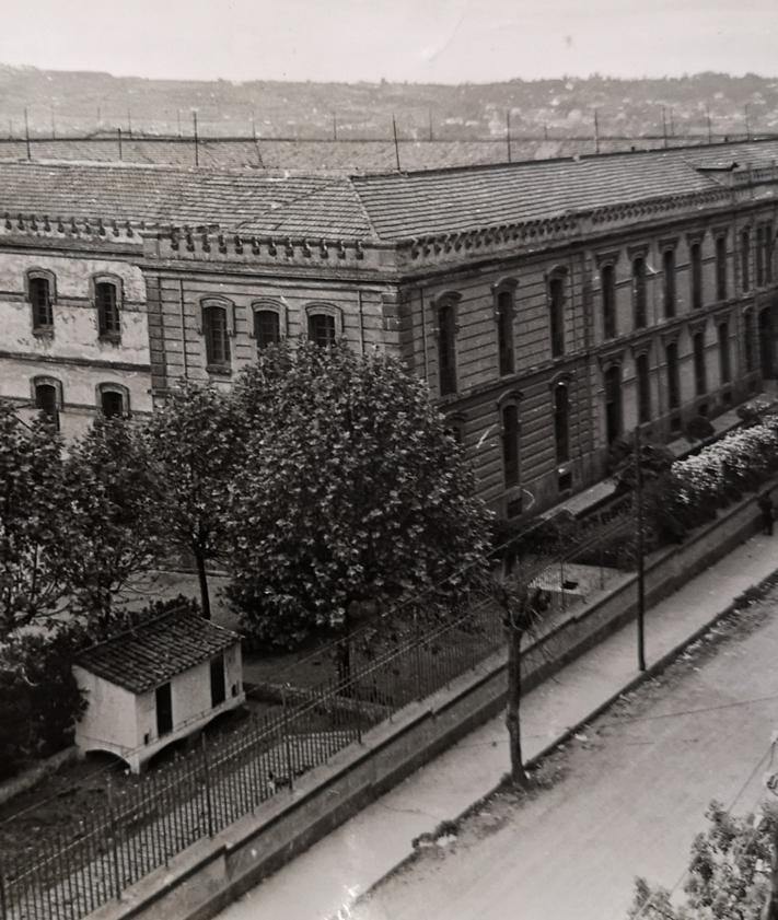 Imagen secundaria 2 - Casas baratas destrozadas por los cañonazos del crucero Almirante Cervera. Octubre de 1937. / Cuartel de El Coto destrozado tras la Guerra Civil. Octubre de 1937. / Vista superior del cuartel con las torres de vigilancia y la caseta de las palomas. Década de 1970.