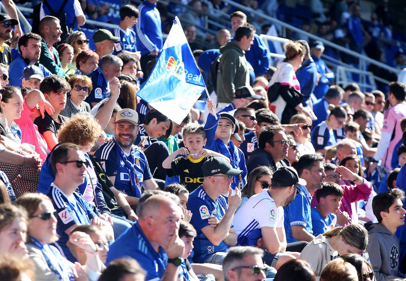 Calor azul en el último entrenamiento del Oviedo antes de la final