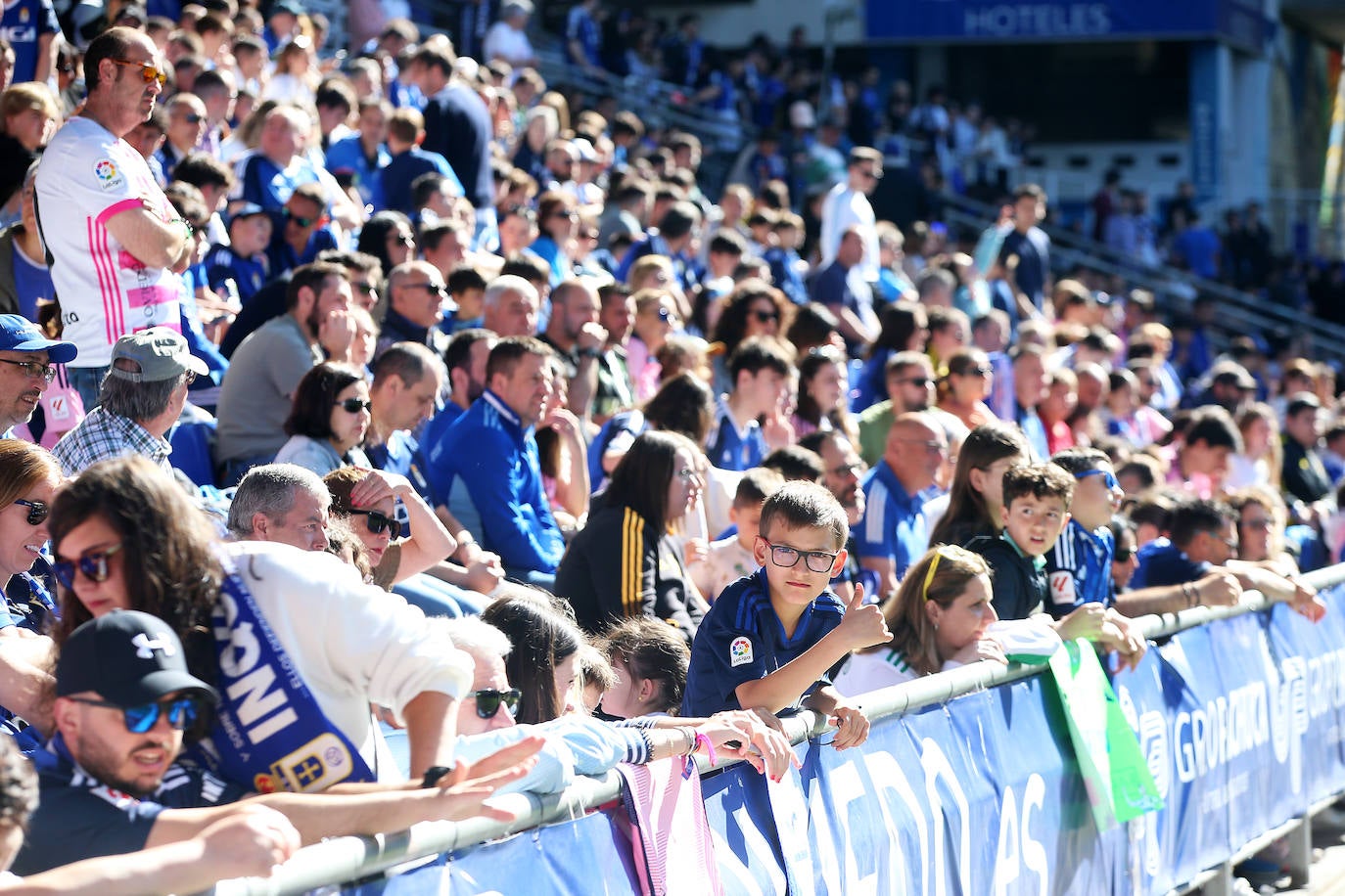 Calor azul en el último entrenamiento del Oviedo antes de la final