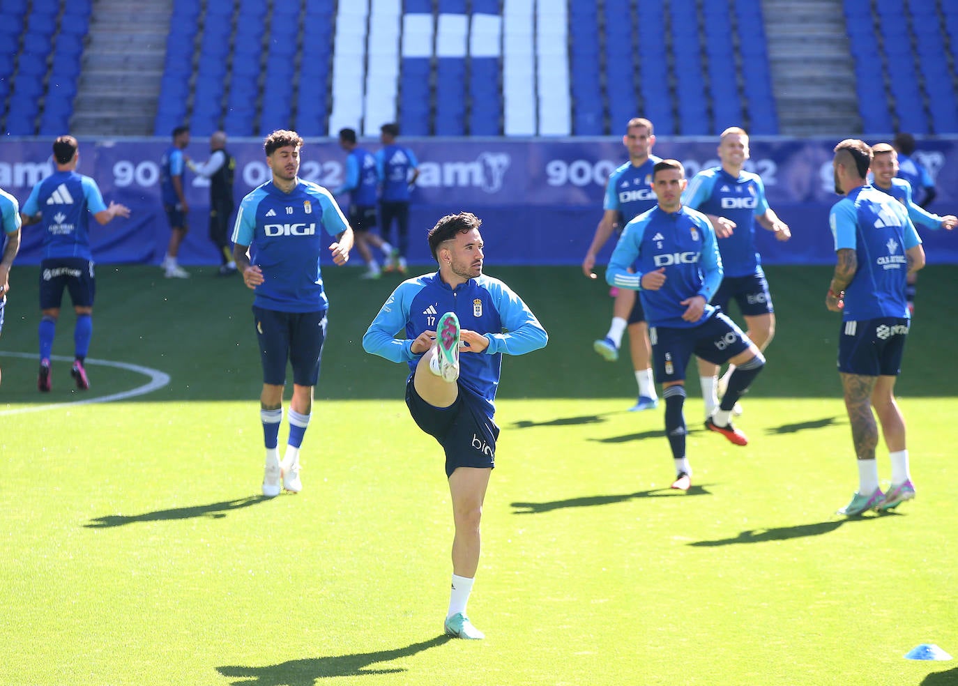 Calor azul en el último entrenamiento del Oviedo antes de la final