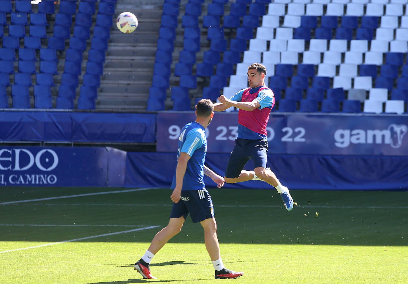 Calor azul en el último entrenamiento del Oviedo antes de la final