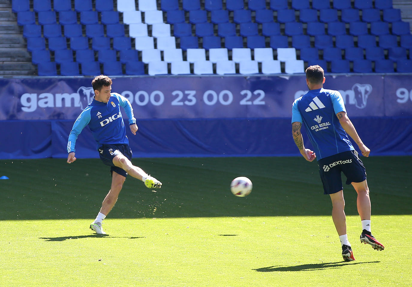 Calor azul en el último entrenamiento del Oviedo antes de la final