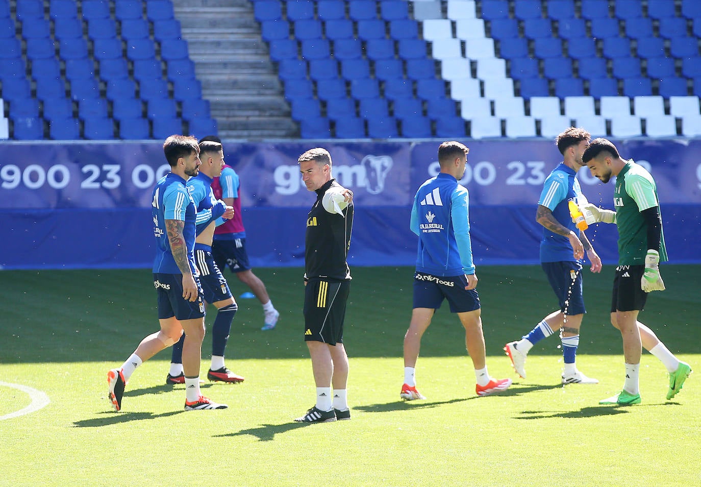 Calor azul en el último entrenamiento del Oviedo antes de la final