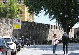 Entrada a Cimavilla por Campo Valdés, donde una señal advierte de la prohibición de paso en horario nocturno.
