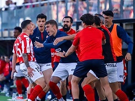 Roque Mesa celebra el tanto con Pablo y Nacho Martín, entre otros.