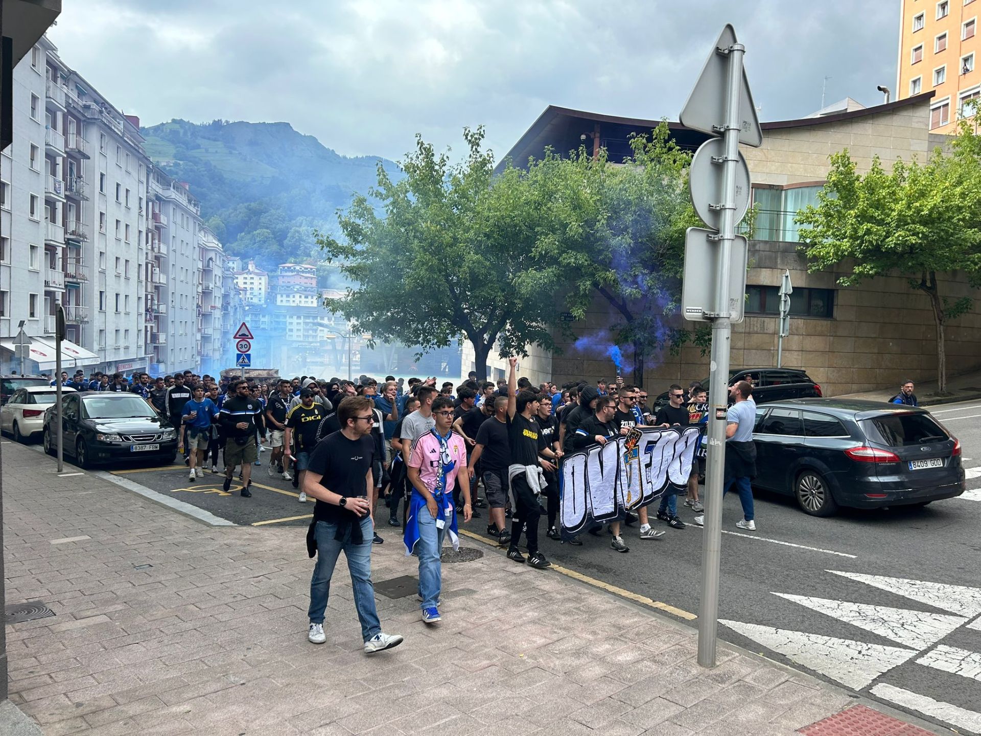 La afición del Real Oviedo tiñe de azul Eibar