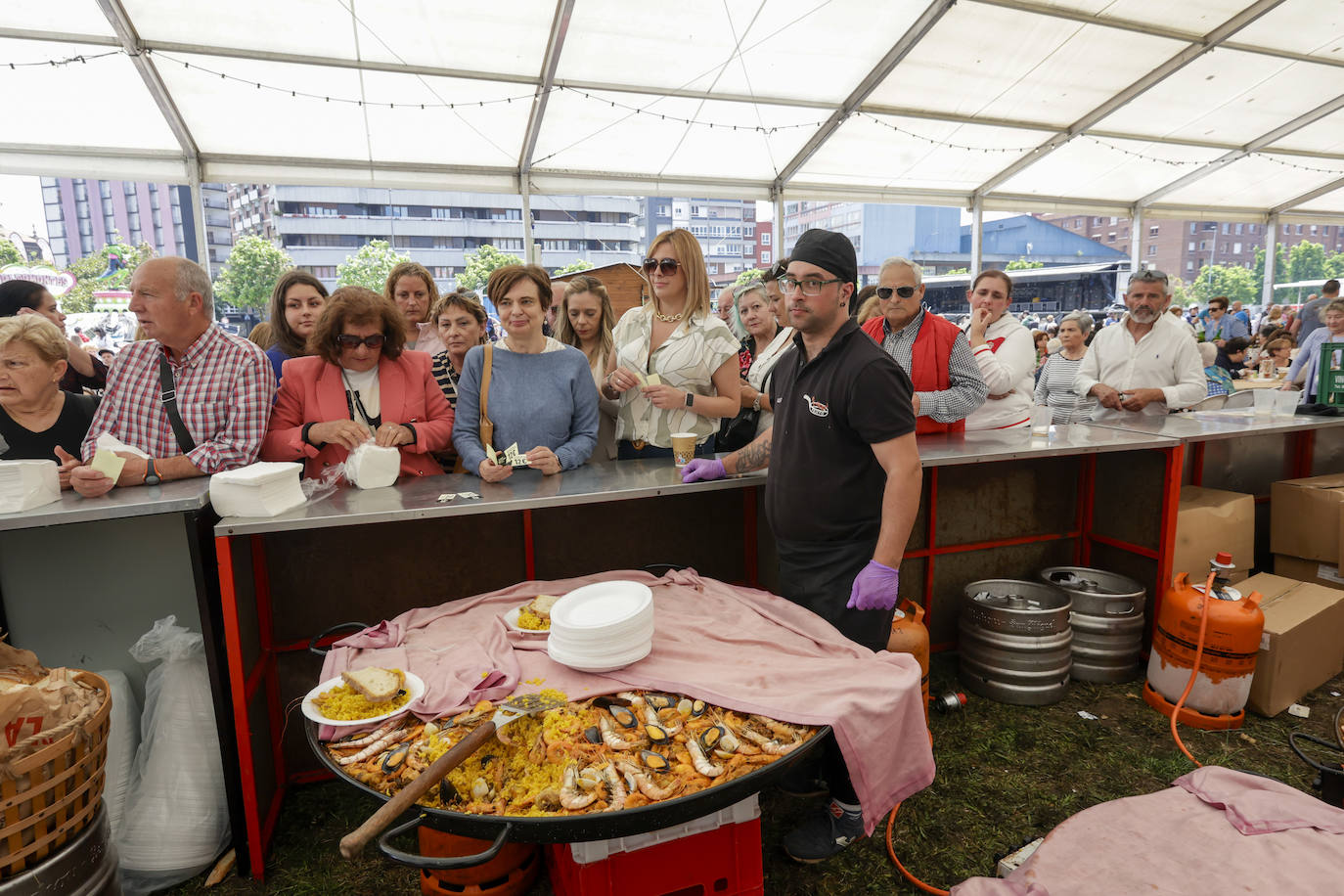 Paellada vecinal en el &#039;solarón&#039;