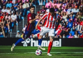 Djuka chuta el balón durante el partido entre el Eldense y el Sporting de la Liga Hypermotion.