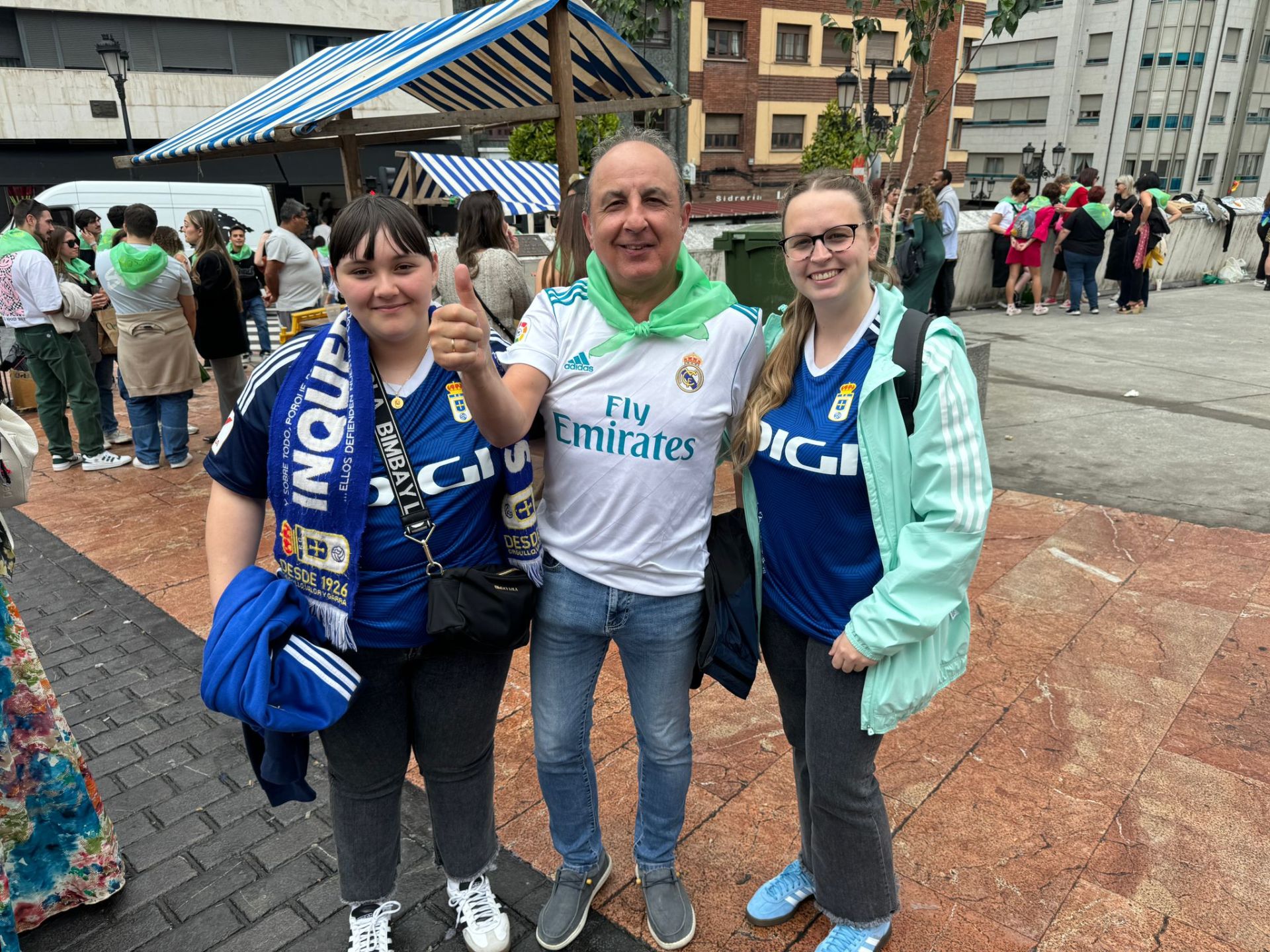 La afición del Real Oviedo tiñe de azul Eibar