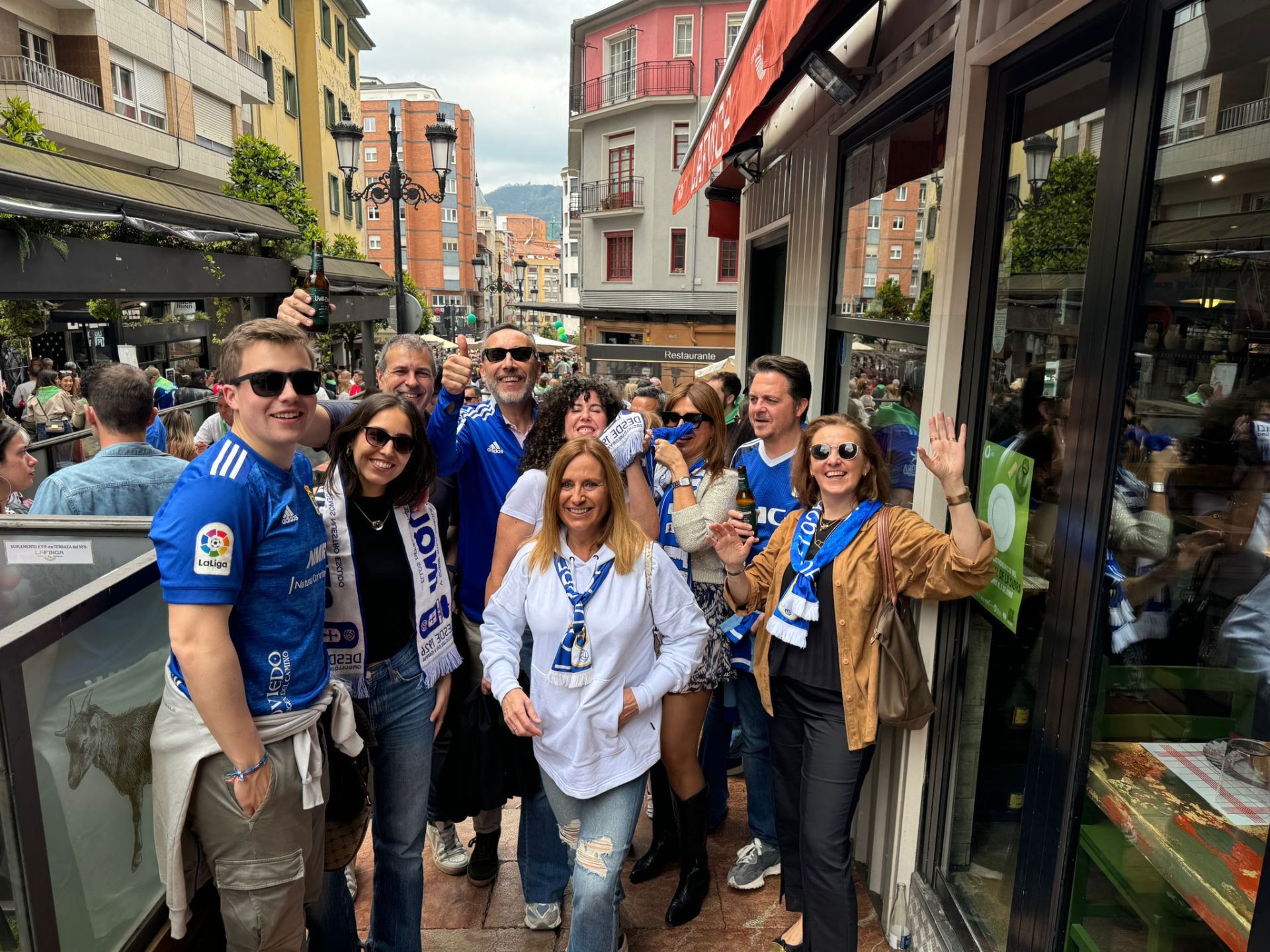 La afición del Real Oviedo tiñe de azul Eibar