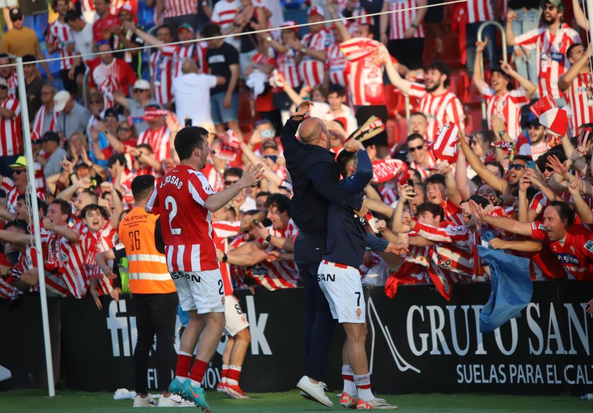 Los jugadores del Sporting y Ramírez celebran la fase de 'play off' con los aficionados que se desplazaron a Elda.