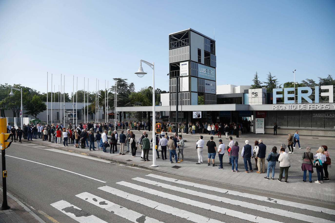 Largas colas en Gijón para el mitin de Pedro Sánchez